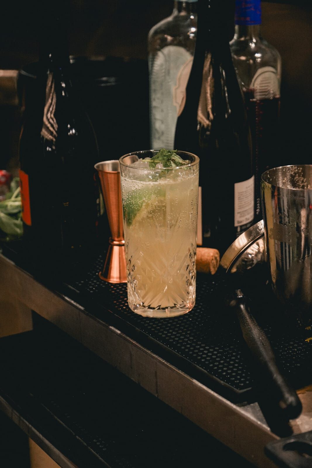 Cocktail fresco com hortelã e lima