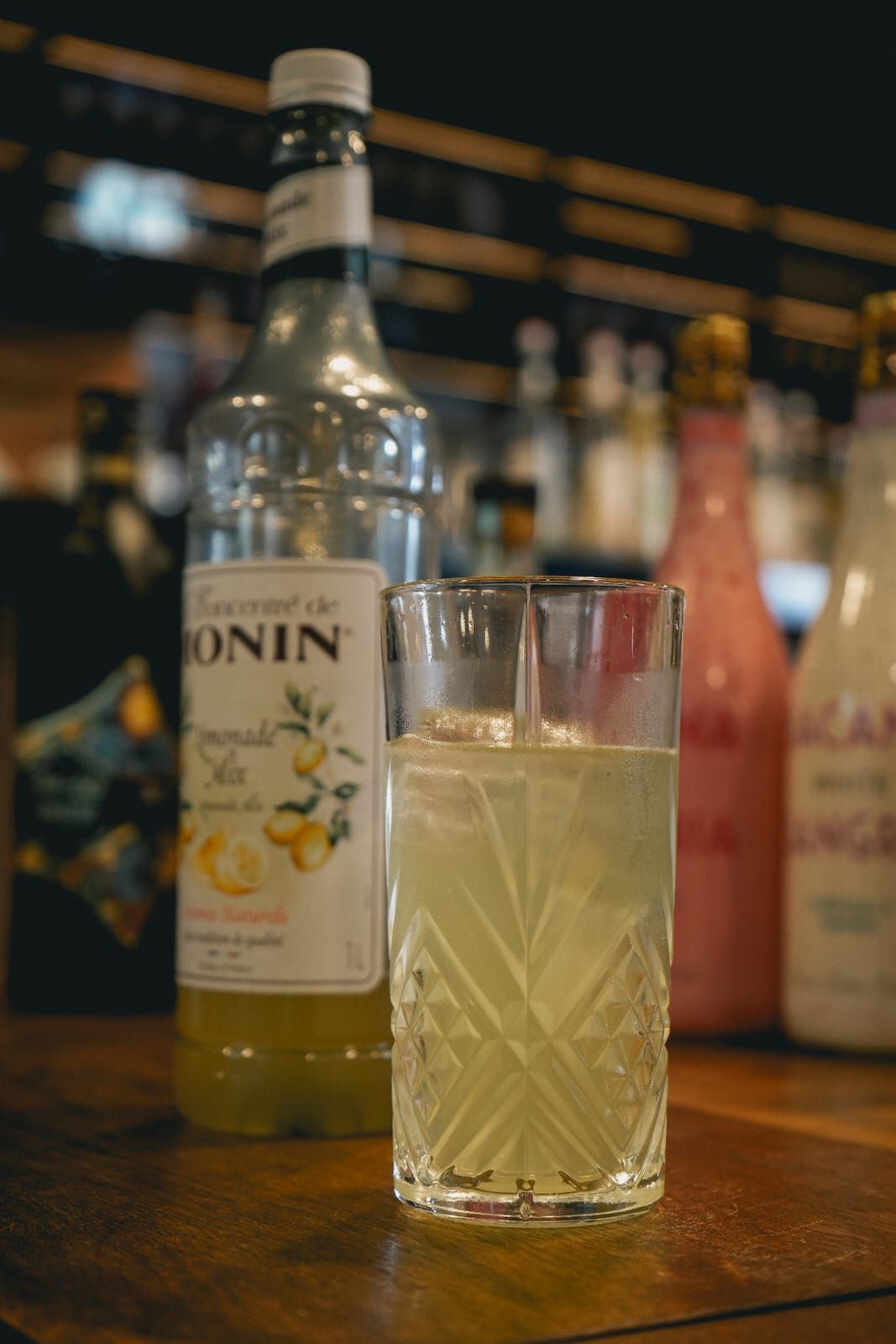 Cocktail cítrico no balcão