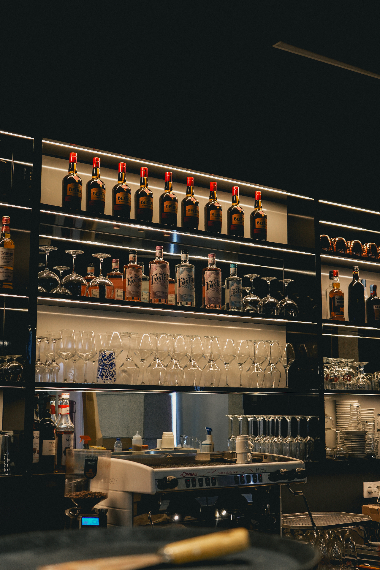 Prateleiras do bar com garrafas e copos