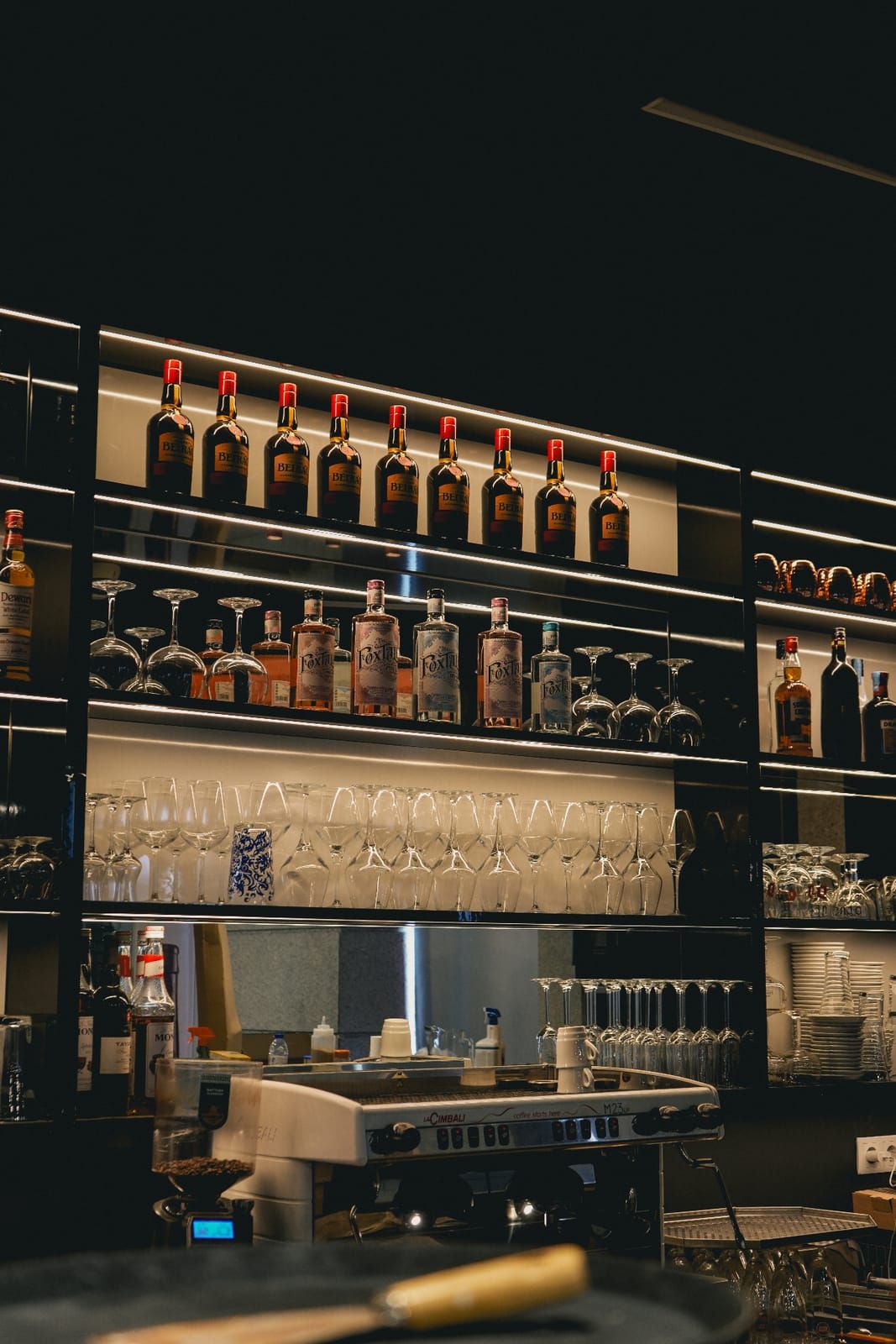 Prateleiras do bar com garrafas e copos