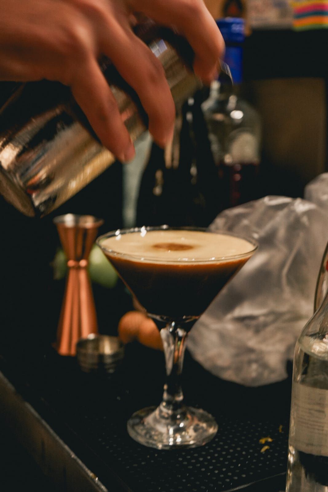 Preparação de espresso martini
